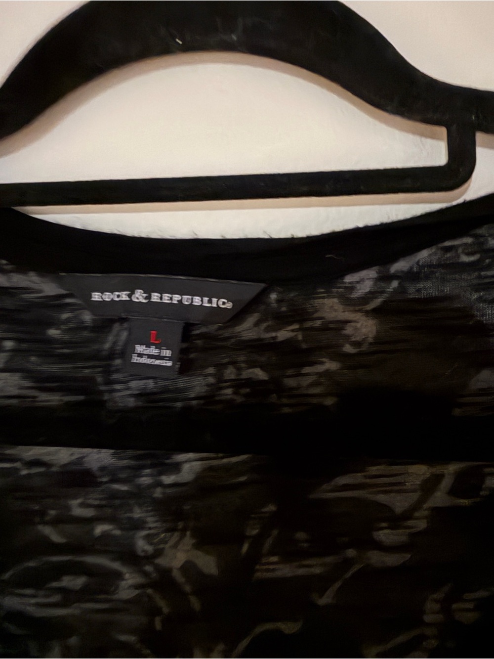 Rock & Republic Black Long-Sleeve V-Neck Top with Gray Eagle Graphic - Picture 2 of 3